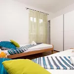 House Lisica Srinjine